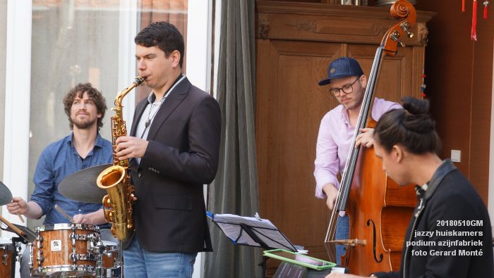 DSC06632- jazzy huiskamers - podium azijnfabriek - 10meil2018 -  foto GerardMontE web