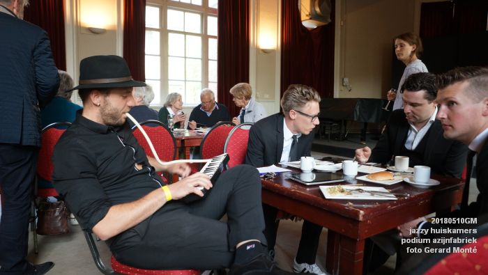 DSC06633- jazzy huiskamers - podium azijnfabriek - 10meil2018 -  foto GerardMontE web