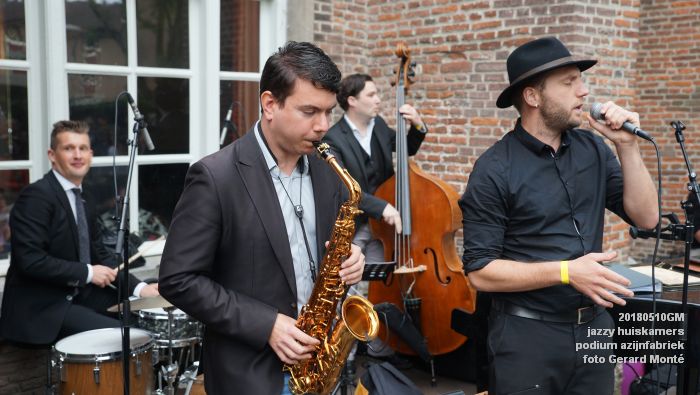 DSC06640- jazzy huiskamers - podium azijnfabriek - 10meil2018 -  foto GerardMontE web