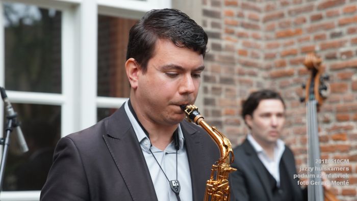 DSC06641- jazzy huiskamers - podium azijnfabriek - 10meil2018 -  foto GerardMontE web