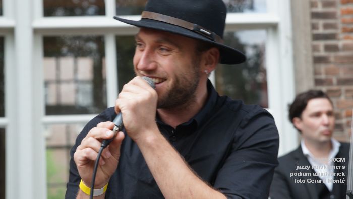 DSC06645- jazzy huiskamers - podium azijnfabriek - 10meil2018 -  foto GerardMontE web