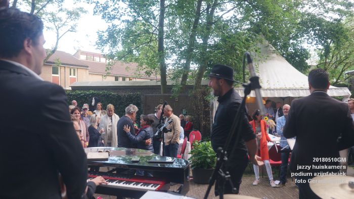 DSC06657- jazzy huiskamers - podium azijnfabriek - 10meil2018 -  foto GerardMontE web
