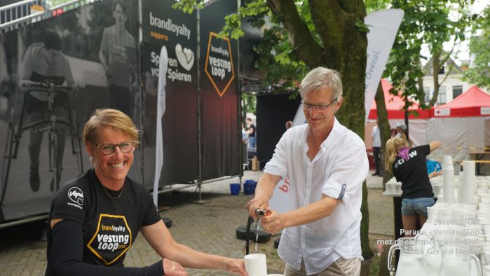 DSC08326- Parade Vestingloop met deelnemers voor KWF - 27mei2018 -  foto GerardMontE web