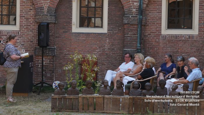 hDSC01704- Verscheurd Verschuurd Verknipt - Schrijfwerkplaats leest voor bij STOK Kruithuis - 22juli2018 -  foto GerardMontE web