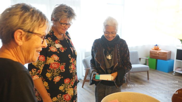 vDSC08138- VBH Vicki Brown-huis - bloemenkaarten-project van Bianca Tangande - 10okt2018 - foto GerardMontE web vDSC08138- VBH Vicki Brown-huis - bloemenkaarten-project van Bianca Tangande - 10okt2018 - foto GerardMontE web