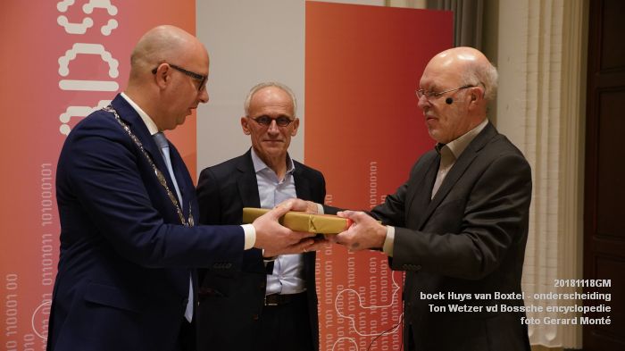 DSC09136- boek Huys van Boxtel - onderscheiding Ton Wetzer - Bossche encyclopedie - 18nov2018 - foto GerardMontE web DSC09136- boek Huys van Boxtel - onderscheiding Ton Wetzer - Bossche encyclopedie - 18nov2018 - foto GerardMontE web