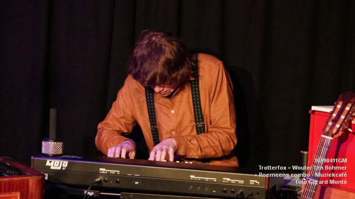 MDSC01059- Trotterfox = Wouter ten Bohmer - zangeres - Roemeens combo - 11apr2019 -  foto GerardMontE web
