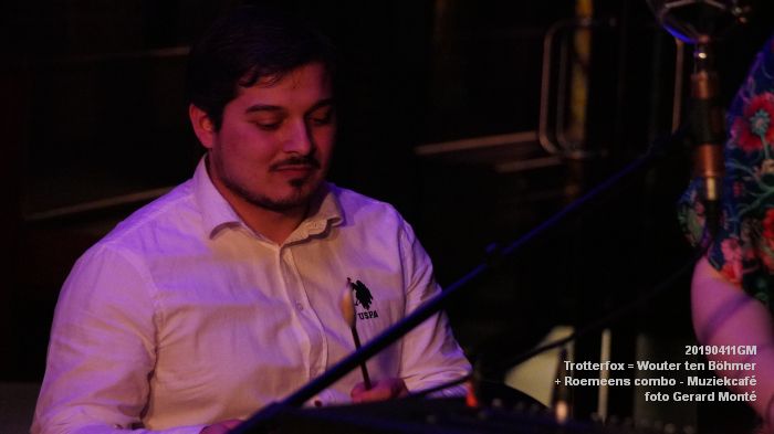 MDSC01066- Trotterfox = Wouter ten Bohmer - zangeres - Roemeens combo - 11apr2019 -  foto GerardMontE web
