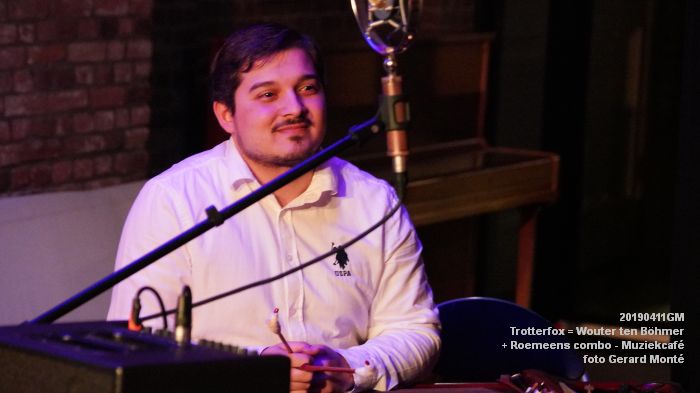 MDSC01081- Trotterfox = Wouter ten Bohmer - zangeres - Roemeens combo - 11apr2019 -  foto GerardMontE web