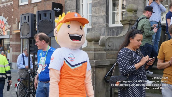FDSC00327- officiele opening van het WK handboogschieten op het bordes van het stadhuis - 1juni2019 -  foto GerardMontE web