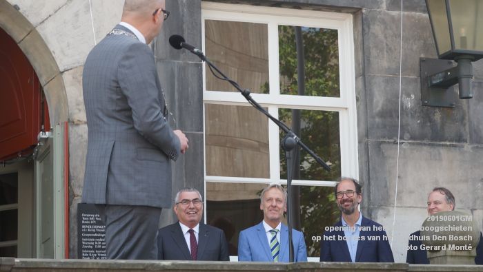 FDSC00377- officiele opening van het WK handboogschieten op het bordes van het stadhuis - 1juni2019 -  foto GerardMontE web