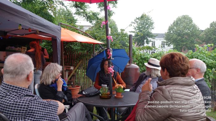 jDSC05927- poezie-podium Letterbekken - Zomerzwoele Dichterstuin - aan de Pelssingel  - 10juli019 -  foto GerardMontE web