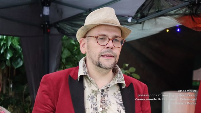 jDSC05931- poezie-podium Letterbekken - Zomerzwoele Dichterstuin - aan de Pelssingel  - 10juli019 -  foto GerardMontE web