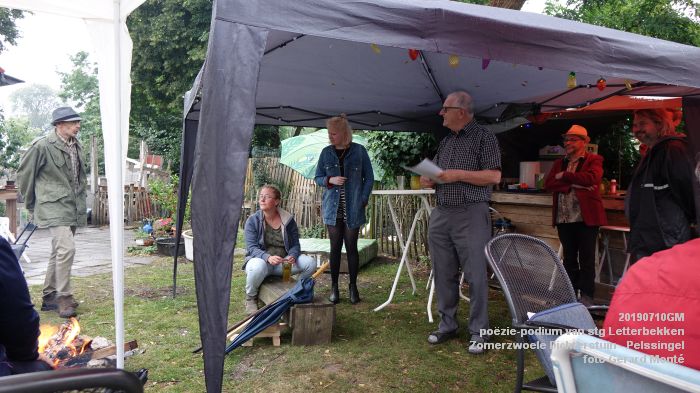 jDSC05935- poezie-podium Letterbekken - Zomerzwoele Dichterstuin - aan de Pelssingel  - 10juli019 -  foto GerardMontE web