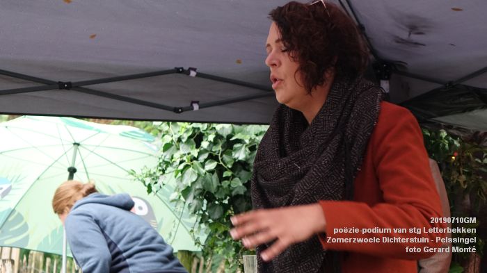 jDSC05938- poezie-podium Letterbekken - Zomerzwoele Dichterstuin - aan de Pelssingel  - 10juli019 -  foto GerardMontE web
