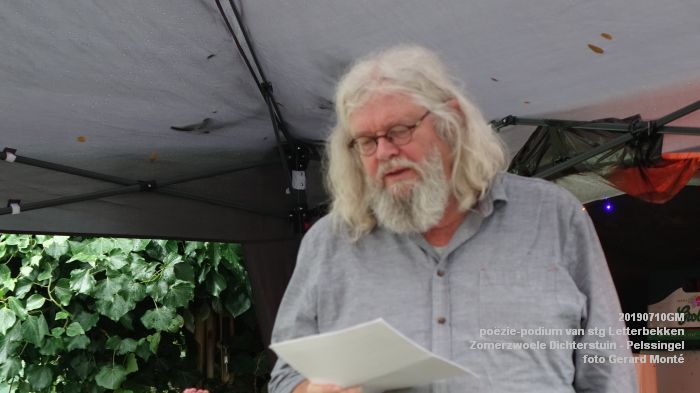 jDSC05940- poezie-podium Letterbekken - Zomerzwoele Dichterstuin - aan de Pelssingel  - 10juli019 -  foto GerardMontE web