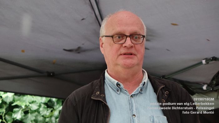 jDSC05944- poezie-podium Letterbekken - Zomerzwoele Dichterstuin - aan de Pelssingel  - 10juli019 -  foto GerardMontE web