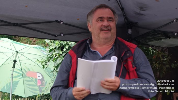 jDSC05947- poezie-podium Letterbekken - Zomerzwoele Dichterstuin - aan de Pelssingel  - 10juli019 -  foto GerardMontE web