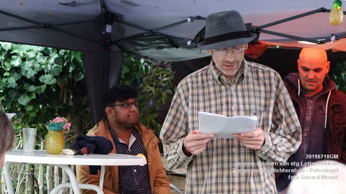 jDSC05958- poezie-podium Letterbekken - Zomerzwoele Dichterstuin - aan de Pelssingel  - 10juli019 -  foto GerardMontE web