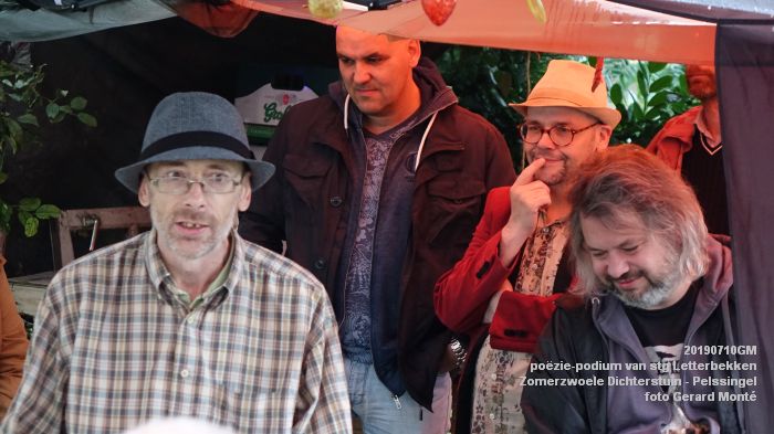 jDSC05962- poezie-podium Letterbekken - Zomerzwoele Dichterstuin - aan de Pelssingel  - 10juli019 -  foto GerardMontE web