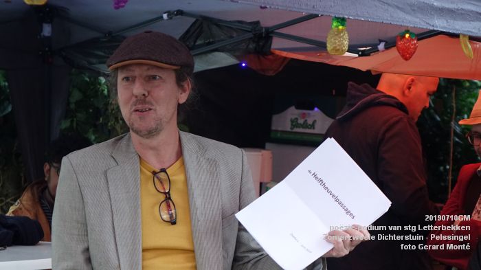 jDSC05963- poezie-podium Letterbekken - Zomerzwoele Dichterstuin - aan de Pelssingel  - 10juli019 -  foto GerardMontE web
