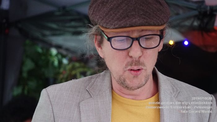 jDSC05966- poezie-podium Letterbekken - Zomerzwoele Dichterstuin - aan de Pelssingel  - 10juli019 -  foto GerardMontE web