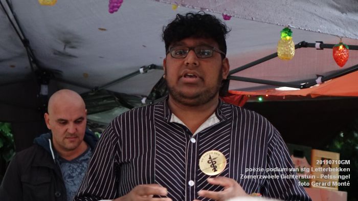 jDSC05986- poezie-podium Letterbekken - Zomerzwoele Dichterstuin - aan de Pelssingel  - 10juli019 -  foto GerardMontE web