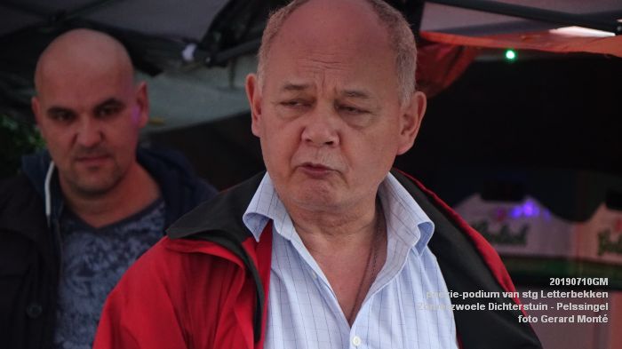 jDSC05988- poezie-podium Letterbekken - Zomerzwoele Dichterstuin - aan de Pelssingel  - 10juli019 -  foto GerardMontE web