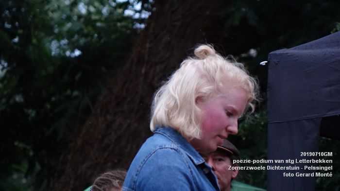 jDSC06007- poezie-podium Letterbekken - Zomerzwoele Dichterstuin - aan de Pelssingel  - 10juli019 -  foto GerardMontE web