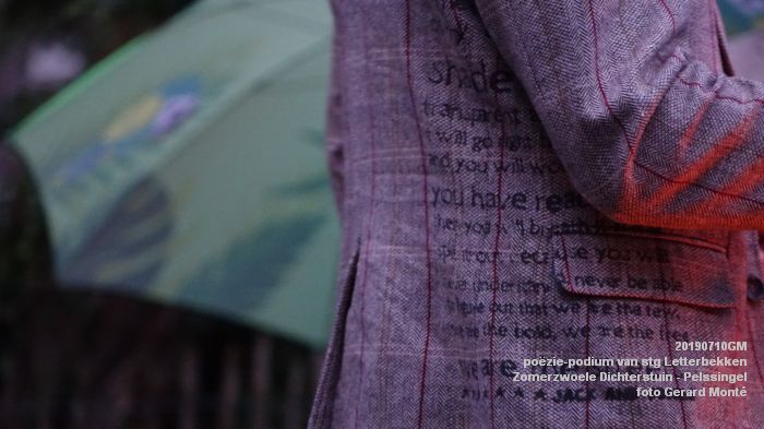 jDSC06010- poezie-podium Letterbekken - Zomerzwoele Dichterstuin - aan de Pelssingel  - 10juli019 -  foto GerardMontE web