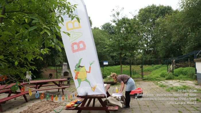DSC04649- Babel-bieb voorlezen buiten de deur - Zorgboerderij Oosterhoeve Oosterplas - 14juli2019 -  foto GerardMontE web