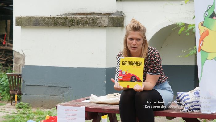 DSC04658- Babel-bieb voorlezen buiten de deur - Zorgboerderij Oosterhoeve Oosterplas - 14juli2019 -  foto GerardMontE web