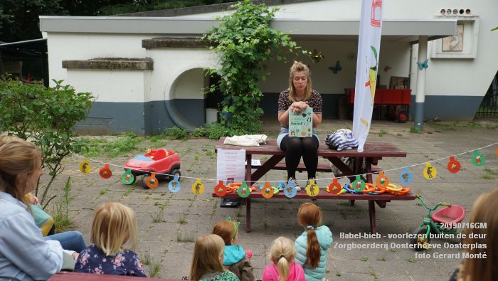 DSC04664- Babel-bieb voorlezen buiten de deur - Zorgboerderij Oosterhoeve Oosterplas - 14juli2019 -  foto GerardMontE web