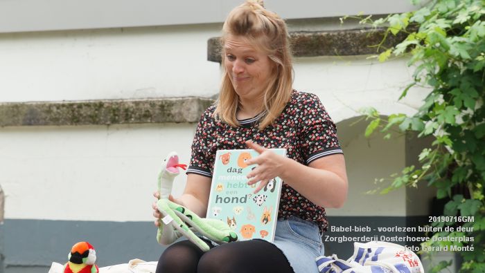 DSC04668- Babel-bieb voorlezen buiten de deur - Zorgboerderij Oosterhoeve Oosterplas - 14juli2019 -  foto GerardMontE web