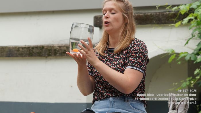 DSC04670- Babel-bieb voorlezen buiten de deur - Zorgboerderij Oosterhoeve Oosterplas - 14juli2019 -  foto GerardMontE web