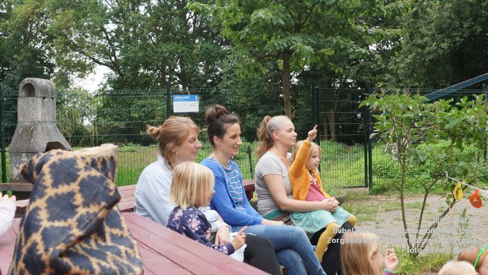 DSC04672- Babel-bieb voorlezen buiten de deur - Zorgboerderij Oosterhoeve Oosterplas - 14juli2019 -  foto GerardMontE web