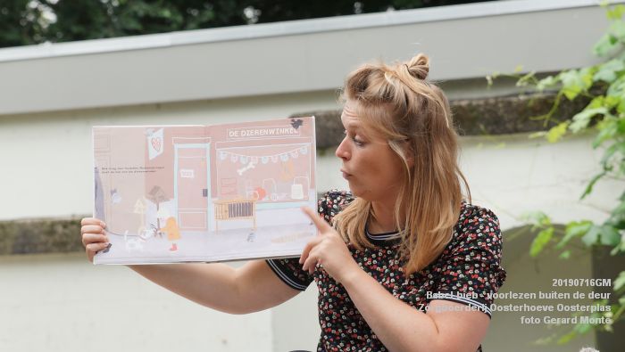 DSC04673- Babel-bieb voorlezen buiten de deur - Zorgboerderij Oosterhoeve Oosterplas - 14juli2019 -  foto GerardMontE web