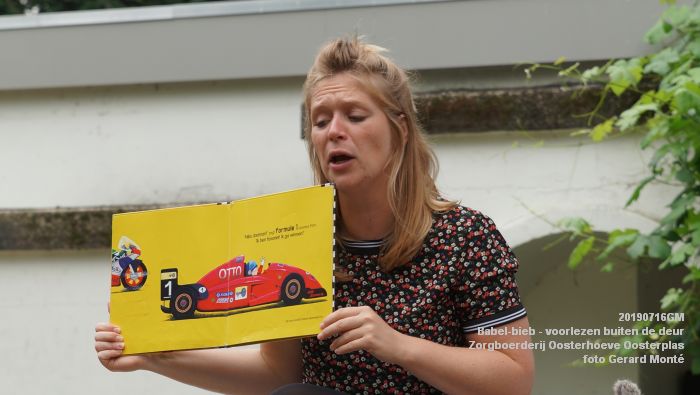 DSC04679- Babel-bieb voorlezen buiten de deur - Zorgboerderij Oosterhoeve Oosterplas - 14juli2019 -  foto GerardMontE web