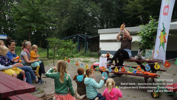 DSC04684- Babel-bieb voorlezen buiten de deur - Zorgboerderij Oosterhoeve Oosterplas - 14juli2019 -  foto GerardMontE web