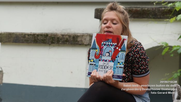 DSC04688- Babel-bieb voorlezen buiten de deur - Zorgboerderij Oosterhoeve Oosterplas - 14juli2019 -  foto GerardMontE web