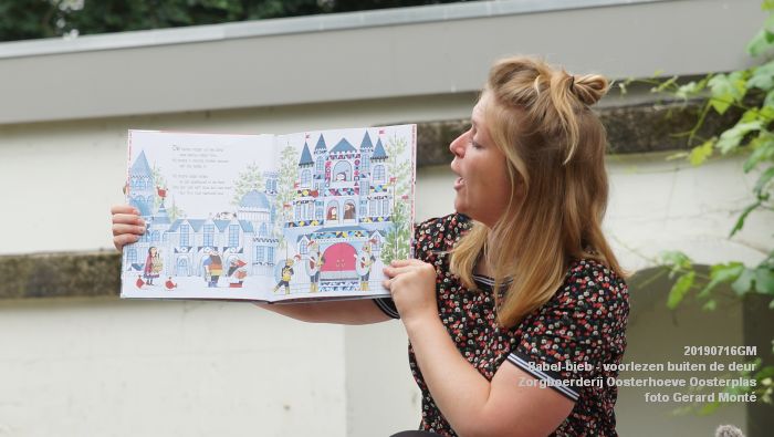 DSC04690- Babel-bieb voorlezen buiten de deur - Zorgboerderij Oosterhoeve Oosterplas - 14juli2019 -  foto GerardMontE web