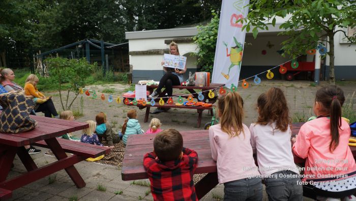 DSC04691- Babel-bieb voorlezen buiten de deur - Zorgboerderij Oosterhoeve Oosterplas - 14juli2019 -  foto GerardMontE web