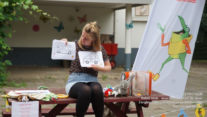 DSC04696- Babel-bieb voorlezen buiten de deur - Zorgboerderij Oosterhoeve Oosterplas - 14juli2019 -  foto GerardMontE web