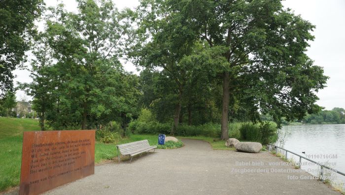 DSC04737- Babel-bieb voorlezen buiten de deur - Zorgboerderij Oosterhoeve Oosterplas - 14juli2019 -  foto GerardMontE web