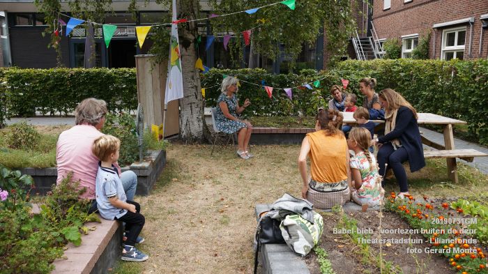 EDSC02392- Babel-bieb voorlezen buiten de deur - Theaterstadstuin Lilianefonds  - 31juli2019 -  foto GerardMontE web