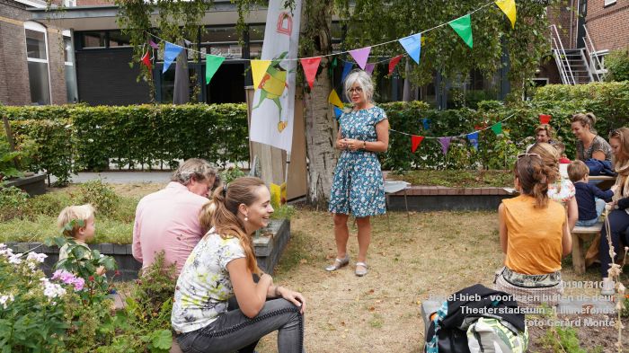 EDSC02393- Babel-bieb voorlezen buiten de deur - Theaterstadstuin Lilianefonds  - 31juli2019 -  foto GerardMontE web