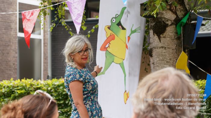 EDSC02397- Babel-bieb voorlezen buiten de deur - Theaterstadstuin Lilianefonds  - 31juli2019 -  foto GerardMontE web