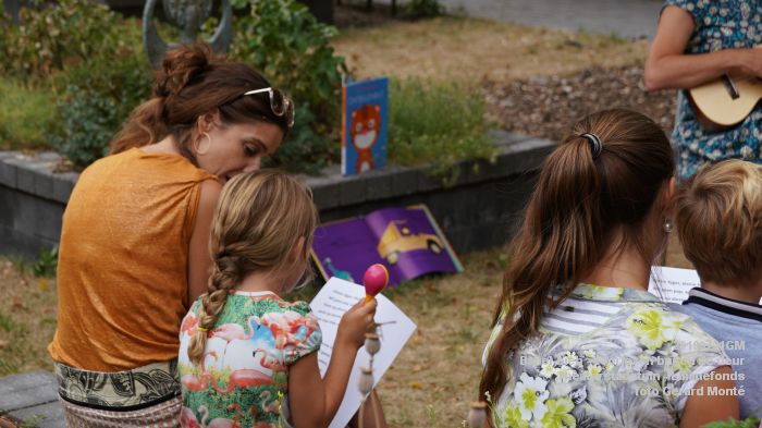 EDSC02423- Babel-bieb voorlezen buiten de deur - Theaterstadstuin Lilianefonds  - 31juli2019 -  foto GerardMontE web