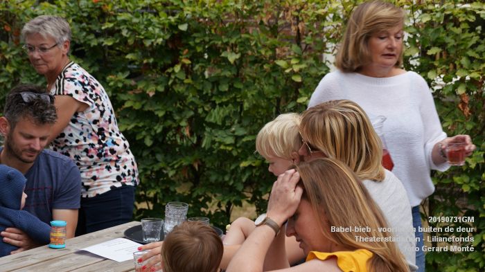 EDSC02425- Babel-bieb voorlezen buiten de deur - Theaterstadstuin Lilianefonds  - 31juli2019 -  foto GerardMontE web