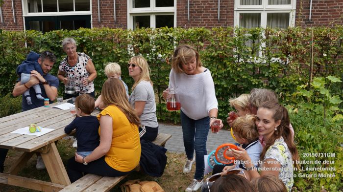 EDSC02427- Babel-bieb voorlezen buiten de deur - Theaterstadstuin Lilianefonds  - 31juli2019 -  foto GerardMontE web